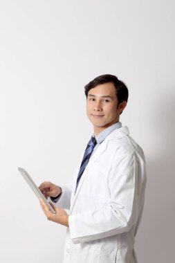 Beyaz arka planda duran Asyalı doktor..