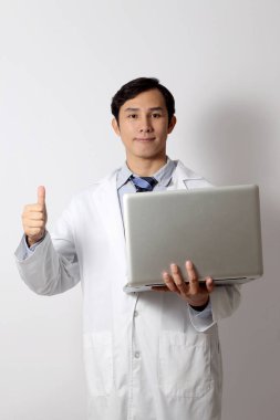 Beyaz arka planda duran Asyalı doktor..
