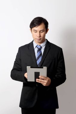 Beyaz arka plandaki Asyalı iş adamı..