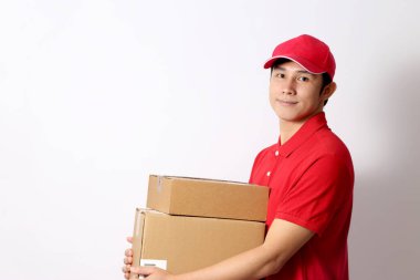 Beyaz arka plandaki Asyalı postacı..