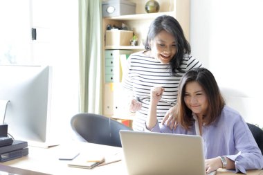 Evde çalışan iki Asyalı kadın..