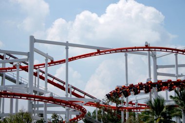 Lunaparktaki heyecan verici hız treni..