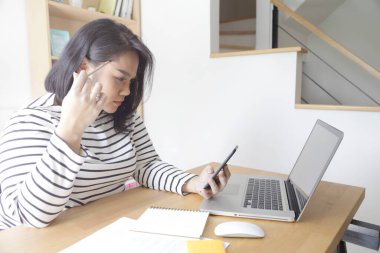 Ev stüdyosunda çalışan Asyalı kadın..