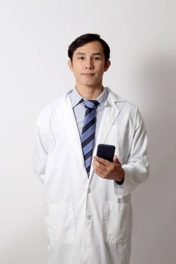 Beyaz arka planda duran Asyalı doktor..