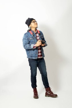 Beyaz arka planda duran Asyalı adam.