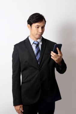 Beyaz arka plandaki Asyalı iş adamı..