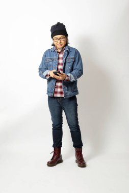 Beyaz arka planda duran Asyalı adam.