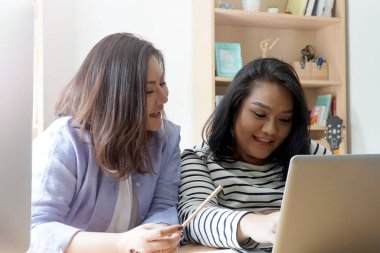 İki Asyalı kadın birlikte çalışıyor..