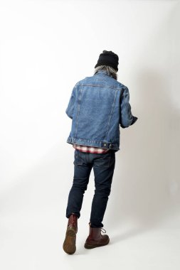 Beyaz arka planda duran Asyalı adam.