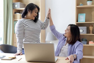 Evde çalışan iki Asyalı kadın..