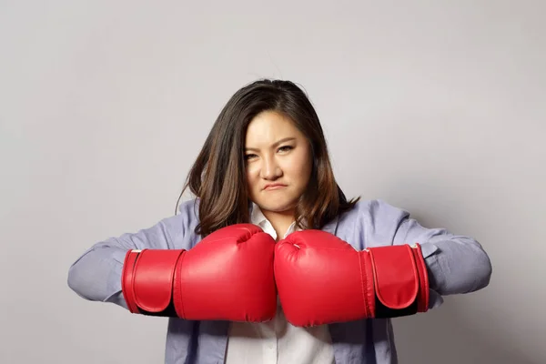 Donna Asiatica Con Guanto Sullo Sfondo Bianco — Foto Stock