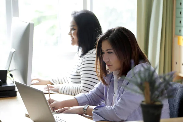 Mujer Asiática Que Trabaja Estudio Casa — Foto de Stock