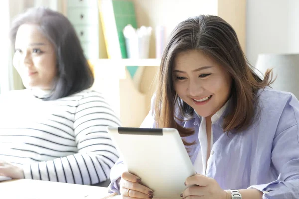 Las Mujeres Asiáticas Que Trabajan Tableta — Foto de Stock