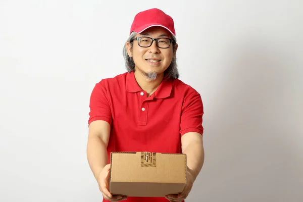 Uomo Asiatico Vestito Polo Rossa Con Cappuccio Rosso Piedi Sullo — Foto Stock