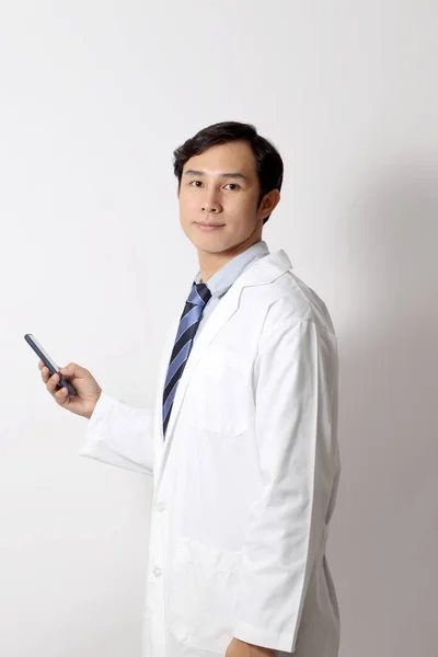 Beyaz Arka Planda Duran Asyalı Doktor — Stok fotoğraf