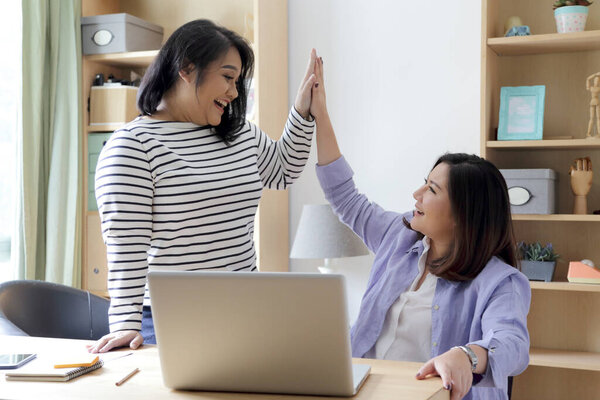 Две женщины азиатского происхождения, работающие в доме.