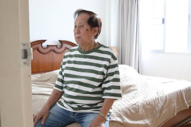 Doğu Asyalı son sınıf öğrencisi evde tek başına vakit geçiriyor..