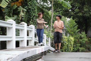 Güneydoğu Asyalı kadın ve arkadaşı eve birlikte dönüyorlar..