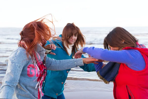 Fighting women near lake — Stock Photo, Image