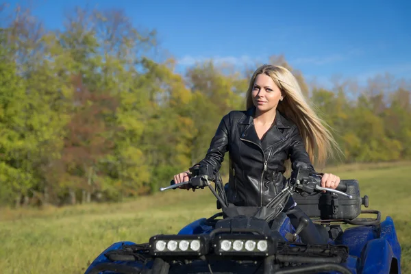 Elegant kvinna ridning extrema quadrocycle Atv — Stockfoto