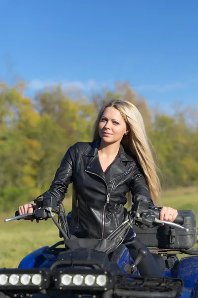 Tyylikäs nainen ratsastus äärimmäisen nelipyöräinen ATV — kuvapankkivalokuva