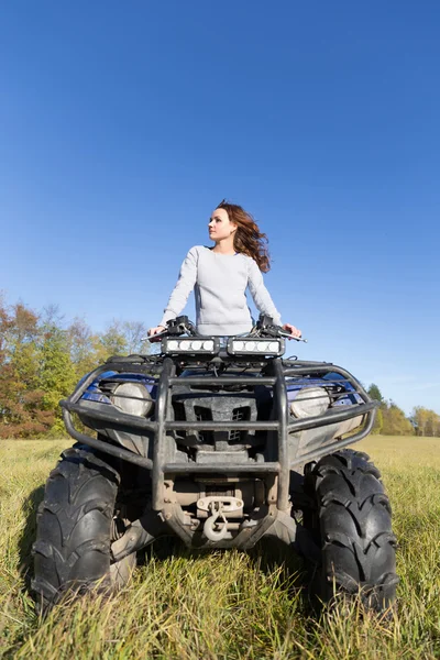 Elegante Frau reitet extreme Quadrocycle atv — Stockfoto