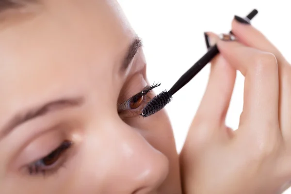 Ung kvinna tillämpa mascara - smink make-up — Stockfoto