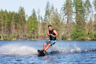 Genç adam yaz gölde wakeboard sürme