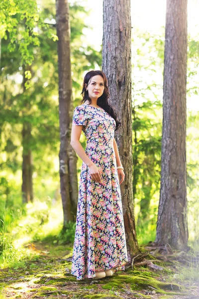 Jovem bonita mulher poses mostrando vestido de verão ao ar livre ao pôr do sol — Fotografia de Stock