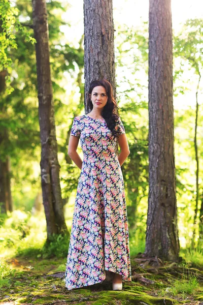 Jovem bonita mulher poses mostrando vestido de verão ao ar livre ao pôr do sol — Fotografia de Stock