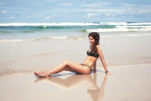 Jovem mulher bonita tem banho de sol no oceano custo — Fotografia de Stock