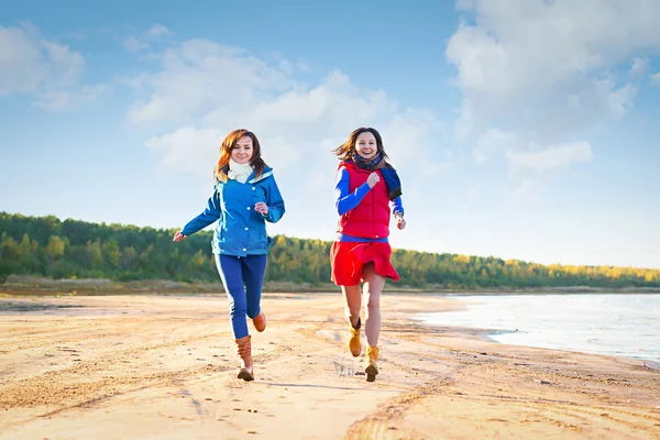 Woman in red have fun on the cost of lake — Stock Photo, Image