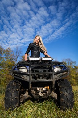 Zarif kadın aşırı quadrocycle Atv sürme