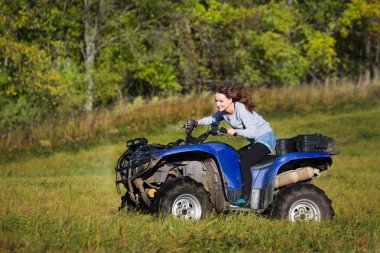 Zarif kadın aşırı quadrocycle Atv sürme