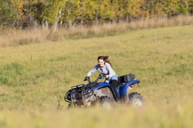 Zarif kadın aşırı quadrocycle Atv sürme