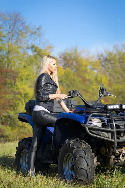 Elegante donna cavalcando estremo quadrociclo ATV — Foto Stock