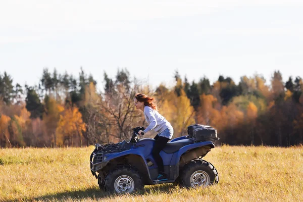 Elegant kvinna ridning extrema quadrocycle Atv — Stockfoto