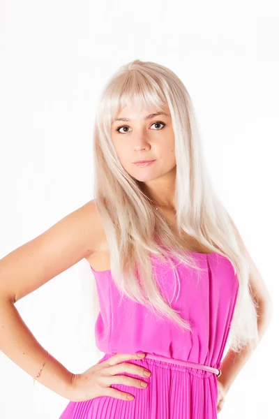 Bardzo młoda kobieta w blond peruce i różowa sukienka — Zdjęcie stockowe