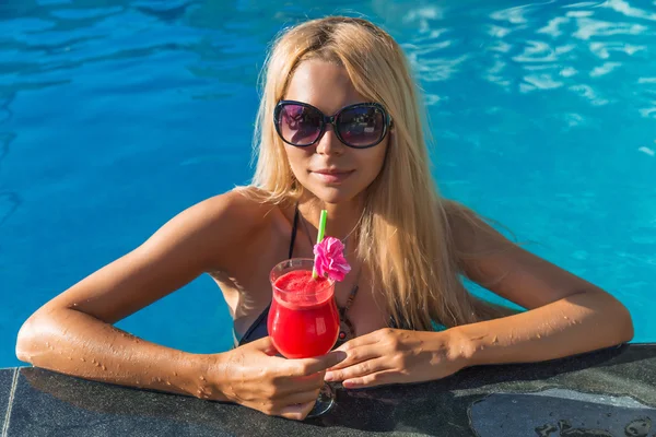 Young pretty blonde woman swimming pool with water melon cocktail — Stock Photo, Image