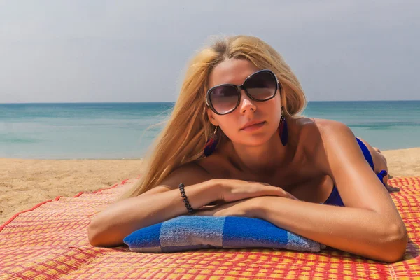 Bastante joven mujer delgada en la playa cerca de agua limpia azul — Foto de Stock