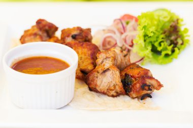 Domuz Barbekü Barbekü bir plaka üzerinde