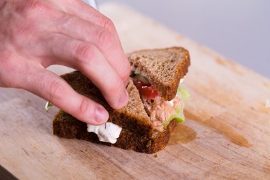 Pişirme taze ev yapımı ızgara ton balıklı sandviç