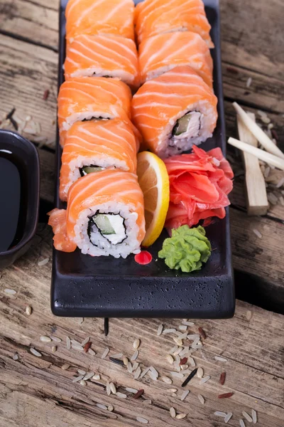 Rollos de sushi de salmón —  Fotos de Stock