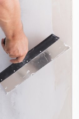 ev geliştirme işçinin bitirme sıva tabakası duvara koyar.