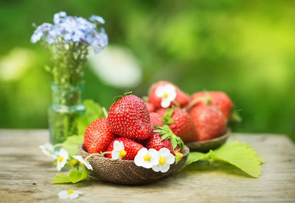 Perfekta söt mogna jordgubbar på trä bakgrund — Stockfoto