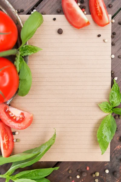 レシピや熟した甘いトマトとノートの白紙 — ストック写真