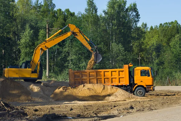 Будівельний транспорт будує абсолютно нову дорогу — стокове фото