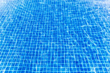 Mavi yüzme havuzunda su yüzey arka plan