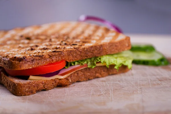 Sandwich fresco a la parrilla — Foto de Stock