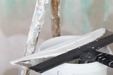 ev geliştirme alt tarafından kaplama sıva duvara koyar.